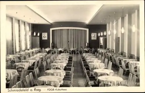 Ak Schmiedefeld am Rennsteig Suhl, Bahnhof Rennsteig, FDGB-Kulturhaus, große Tische, Bühne, Vorha
