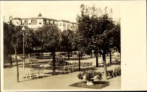Ak Ostseebad Ahlbeck auf Usedom, Park mit Bänken und Bäumen, Blick auf Gebäude im Hintergrund