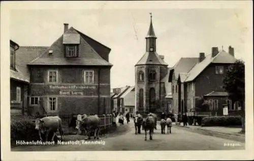 Ak Neustadt am Rennsteig, Straßenpartie, Rinderherde, Kirche, Kaffeehaus und Feinbäckerei