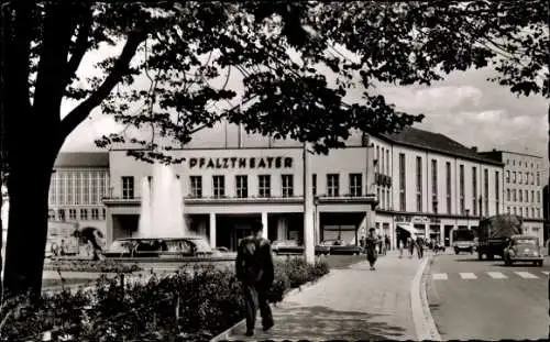 Ak Kaiserslautern in der Pfalz, Pfälztheater, Menschen auf der Straße, Bäume im Vordergrund