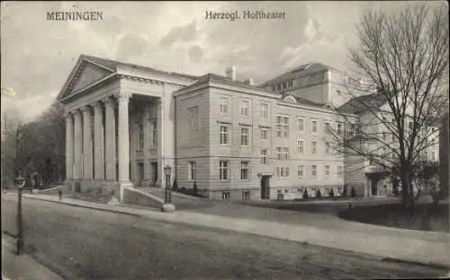 Ak Meiningen in Thüringen, Herzogliches Hoftheater, klassizistische Architektur, Bäume im Vorderg