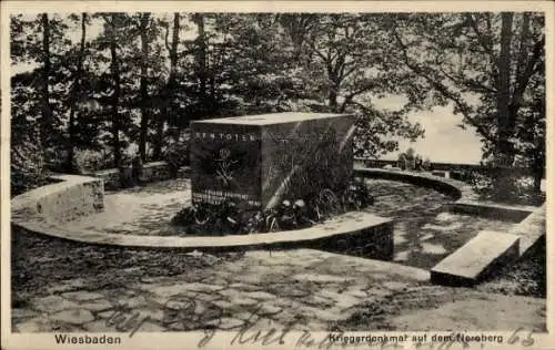 Ak Wiesbaden in Hessen, Kriegerdenkmal, Natur, Bäume, historisch, Steinmonument
