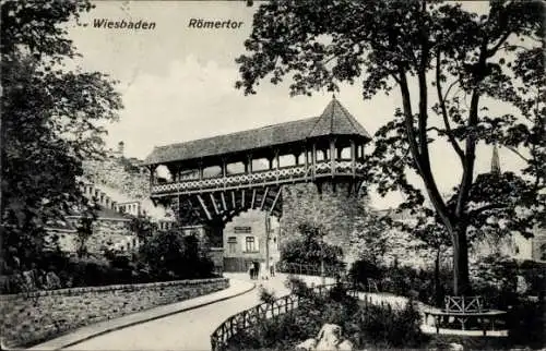 Ak Wiesbaden in Hessen, Römertor,  Architektur, Bäume und Weg, Schwarz-Weiß Bild