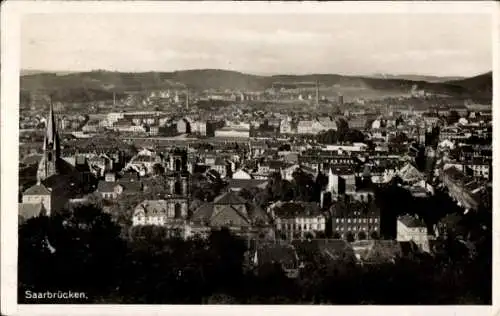 Ak Saarbrücken im Saarland, Stadtansicht, Gebäude, Kirche, Landschaft,  Architektur