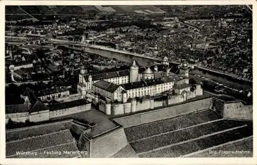 Ak Würzburg am Main Unterfranken, Luftaufnahme der Festung Marienberg, schöne Architektur, Flussa