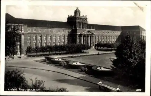 Ak Krefeld am Niederrhein, Vorderansicht des Realgymnasiums, Parkanlage mit Brunnen