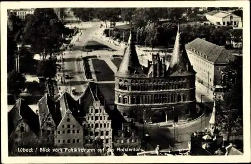 Ak Hansestadt Lübeck,  Blick vom Petrikirchturm, Holstentor,  Architektur