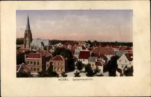 Ak Moers am Niederrhein, Gesamtansicht von  Kirche, Häuser, Stadtansicht