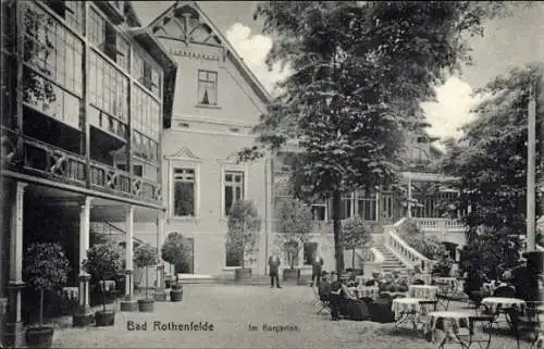 Ak Bad Rothenfelde am Teutoburger Wald,  Im Kurgarten, Gebäudekomplex, Gartenmöbel