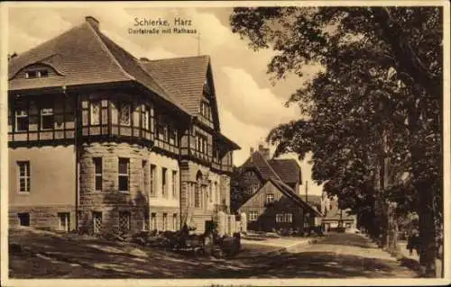 Ak Schierke Wernigerode im Harz,  Harz, Dorfstraße mit Rathaus, alte Architektur, Bäume, Straßena
