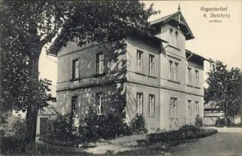 Ak Augustusbad Radeberg in Sachsen, Landhaus, Augustusbad, 2-stöckiges Gebäude, umgeben von Bäume