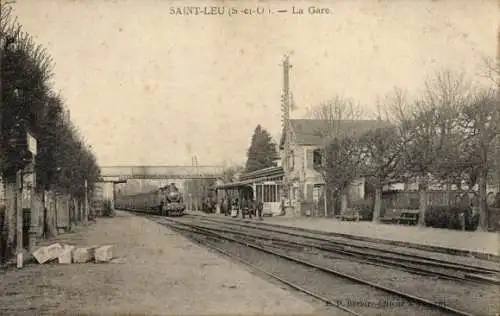 Ak Saint Leu Val d'Oise, Bahnhof Gleisseite, Eisenbahn