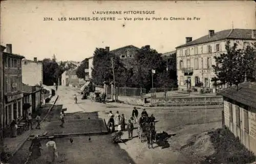 Ak Les Martres-de-Veyre Puy-de-Dôme, Pont du Chemin de Fer, Les Hotels
