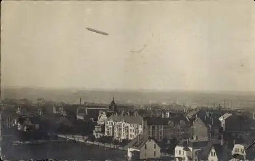 Foto Ak Zeitz, Zeppelin-Luftschiff Z II über der Stadt, Fahrt Friedrichshafen - Berlin, 30.5.1909