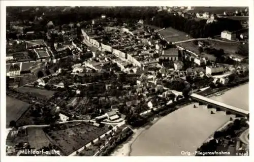 Ak Mühldorf am Inn Oberbayern, Luftaufnahme von Mühldorf, Fluss, Stadtansicht, Häuser