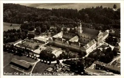 Ak Fürstenfeldbruck in Oberbayern, Polizei- Off. und Schutzpolizei-Schule, Fliegeraufnahme