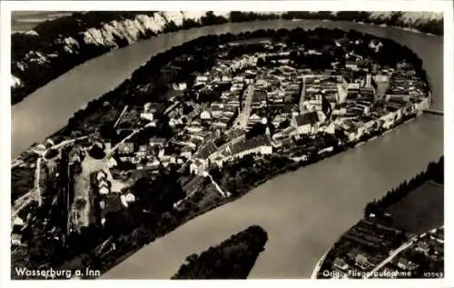 Ak Wasserburg am Inn Oberbayern, Luftaufnahme von Wasserburg a. Inn, Flussverlauf, Stadtansicht