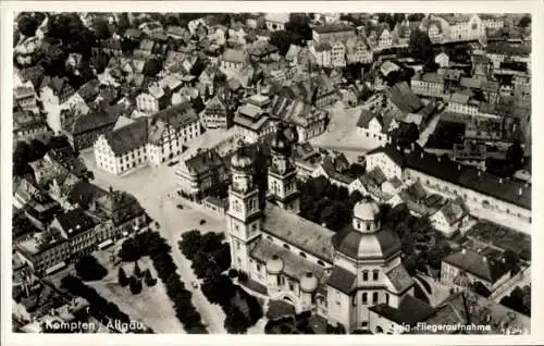 Ak Kempten im Allgäu Schwaben, Flugaufnahme von Kempten,  Gebäude, Stadtzentrum