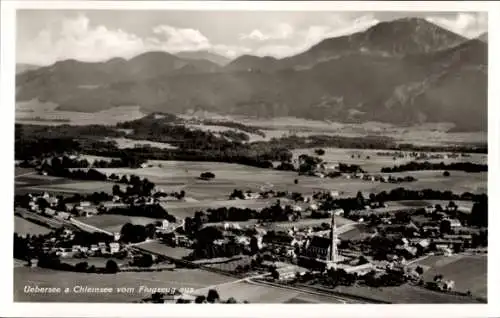 Ak Übersee am Chiemsee, Übersee am Chiemsee, Luftaufnahme, Landschaft, Berge, Kirche