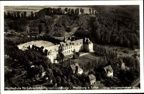Ak Weilburg an der Lahn Hessen, Luftaufnahme der Hochschule für Lehrerbildung, umgeben von Bäumen