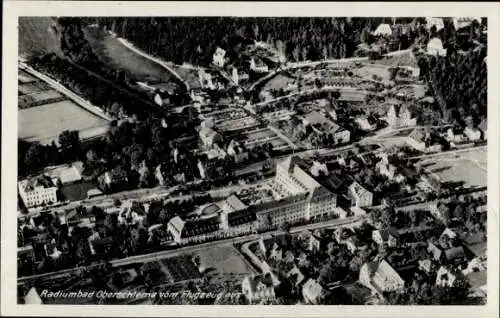 Ak Oberschlema Bad Schlema im Erzgebirge, Luftaufnahme von  Radiumbad, Häuser, Straßen