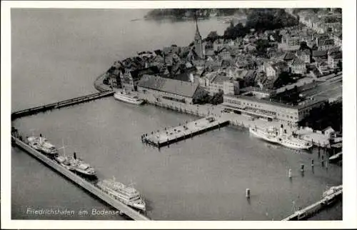 Ak Friedrichshafen am Bodensee, Luftaufnahme von Friedrichshafen, Bodensee, Hafen, Schiffe, Stadt