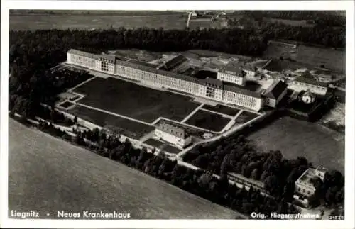 Ak Legnica Liegnitz Schlesien, Luftaufnahme vom Neuen Krankenhaus, große Gebäude, grüne Flächen, 