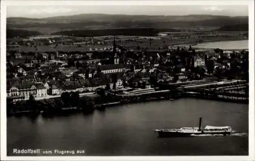 Ak Radolfzell am Bodensee, Luftaufnahme von  Stadtansicht, Schiff auf dem Wasser