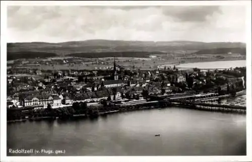 Ak Radolfzell am Bodensee, Luftaufnahme von  Bodensee, Altstadt, Kirche, Landschaft