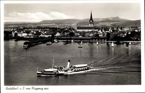 Ak Radolfzell am Bodensee, Schiff auf dem Wasser, Kirche im Hintergrund, Stadtansicht, Segelboote