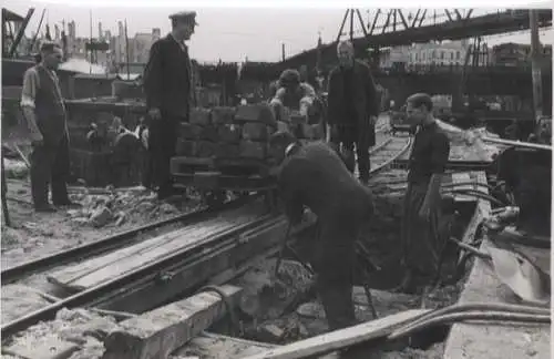 Original Foto Berlin Kreuzberg, Hallesches Tor, Nord-Süd-Bahn, Bauarbeiten, 1945/46, ca. 13 x 18 cm