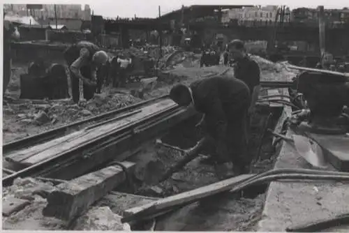 Original Foto Berlin Kreuzberg, Hallesches Tor, Nord-Süd-Bahn, Bauarbeiten, 1945/46, ca. 13 x 18 cm