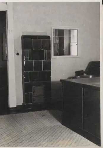 Original Foto Berlin Schöneberg, Monumentenstraße 33/34, Büro mit Ofen, um 1945/46, ca. 13 x 18 cm