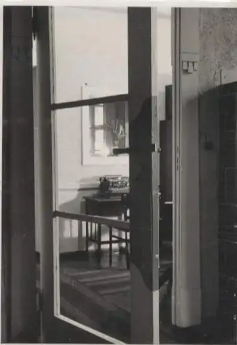 Original Foto Berlin Schöneberg, Monumentenstraße 33/34, Blick ins Büro, um 1945/46, ca. 13 x 18 cm