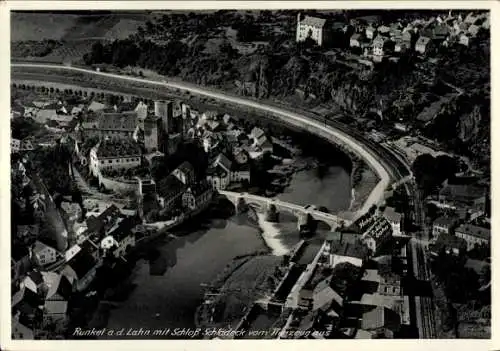 Ak Runkel an der Lahn, Fliegeraufnahme der Stadt mit Schloss Schadeck, Hotel Zur Lahnbahn