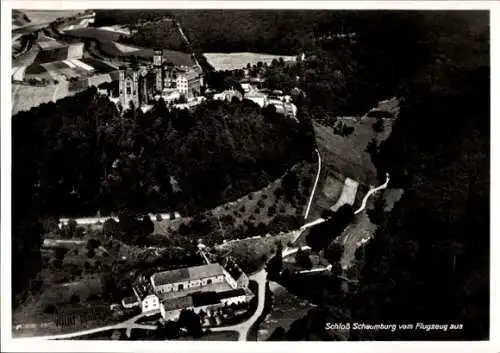 Ak Schaumburg Rinteln an der Weser, Luftaufnahme von Schloss  umgebende Landschaft, schwarz-weiß
