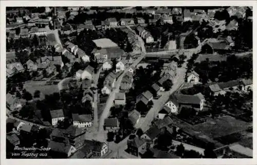 Ak Merchweiler im Saarland, Luftaufnahme, Häuseransicht, Straßenverlauf, Schwarz-Weiß, 