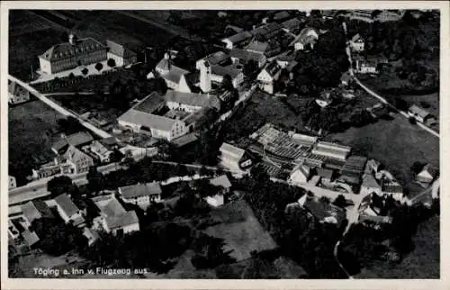 Ak Töging am Inn Oberbayern, Luftbild von  viele Gebäude, ländliche Umgebung