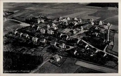 Ak Wackersdorf in der Oberpfalz, Luftbildansicht von  Häuseransammlung, ländliche Umgebung