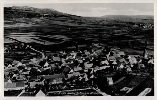 Ak Wittelshofen am Hesselberg, Luftaufnahme von Wittelshofen, Gebäudeanordnung, Felder, ländliche