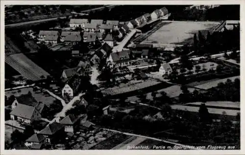 Ak Birkenfeld an der Nahe, Luftaufnahme, Sportplatz, Wohnhäuser, Landschaft