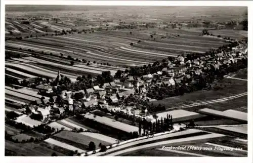 Ak Freckenfeld in der Saarpfalz, Luftaufnahme von Freckenfeld, Felder im Hintergrund, ruhige Land