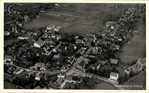 Ak Weidhausen bei Coburg Oberfranken, Luftaufnahme von Weidhausen, Wohngebäude, Straßen, ländlich