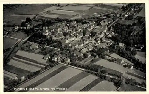 Ak Mandern Bad Wildungen in Hessen, Luftaufnahme von Mandern, ländliche Umgebung, Wohnhäuser, Fel