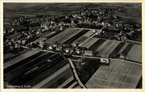 Ak Petersberg (bei Fulda) Hessen, Luftaufnahme von Petersberg, Felder, Häuser, ländliche Umgebung