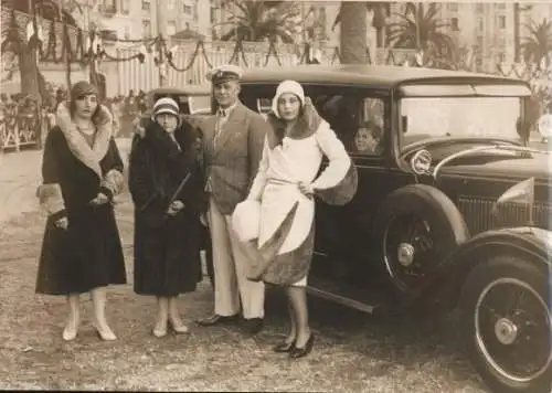 Foto Menschen stehen vor einem Auto, Gruppenfoto