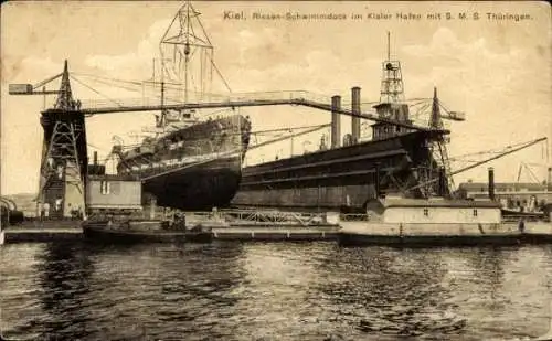Ak Kiel, Riesenschwimmdock im Kieler Hafen, SMS Thüringen, Deutsches Kriegsschiff