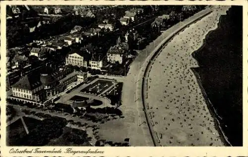 Ak Travemünde Lübeck Schleswig Holstein, Fliegeraufnahme von Strand und Kurhaus
