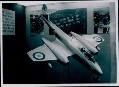 Foto Britisches Militärflugzeug Gloster Meteor F6, Ausstellung