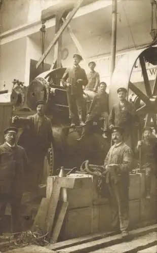 Foto Ak Ixelles Elsene Bruxelles Brüssel Belgien, Männer-Gruppenfoto, Maschinen, Technik, Motor